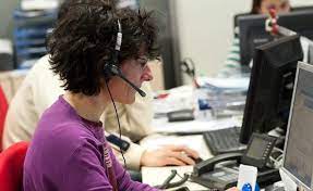 Teleoperadora en Madrid y Barcelona: ¿Qué formación se necesita y qué salarios se pagan?