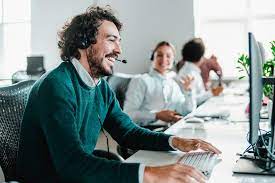 Teleoperadores en Madrid y Barcelona: ¿Qué empresas los contratan y qué condiciones laborales tienen?